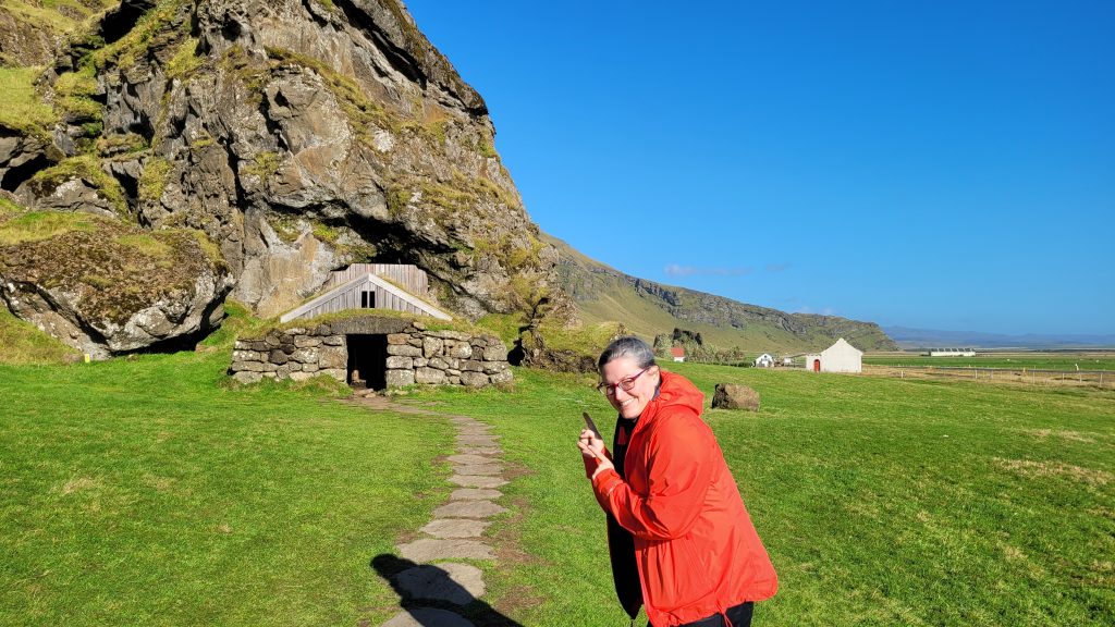 Susan pointing at the Rútshellir cave