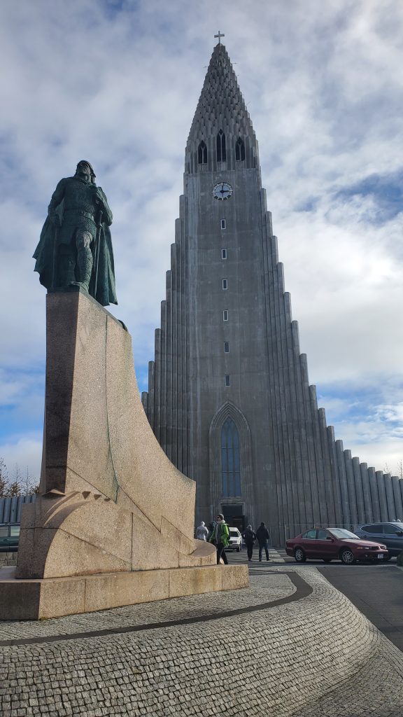 Hallgrimskirkja and the statue of Leifur Eiríksson